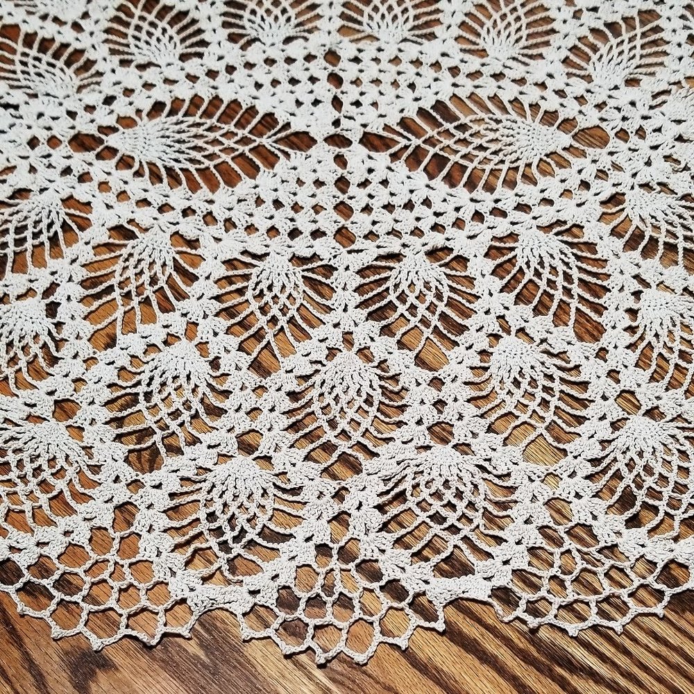 Vintage Style New Hand Crafted 34"x25" Natural Pineapple Doily - Picture 4 of 4